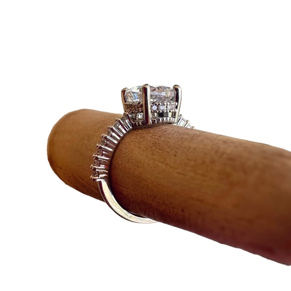 NEW Oval Shaped White Gold-Plated Dazzling Brilliant Cut CZ Band Ring - Picture 4 of 16